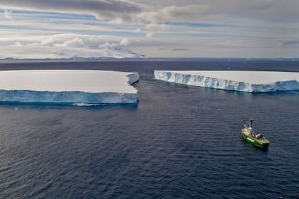 Greenpeace envía el Arctic Sunrise frente a un iceberg tabular en Hope Bay, en la península de Trinity, que es la parte más septentrional de la península antártica