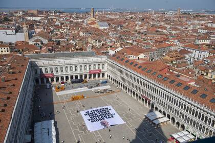 Greenpeace se une a protesta contra Bezos con pancarta en Venecia sobre exenciones fiscales