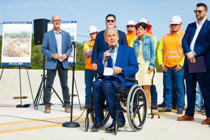 Greg Abbot celebró la rápida reconstrucción del puente Cow Creek y participó de su apertura