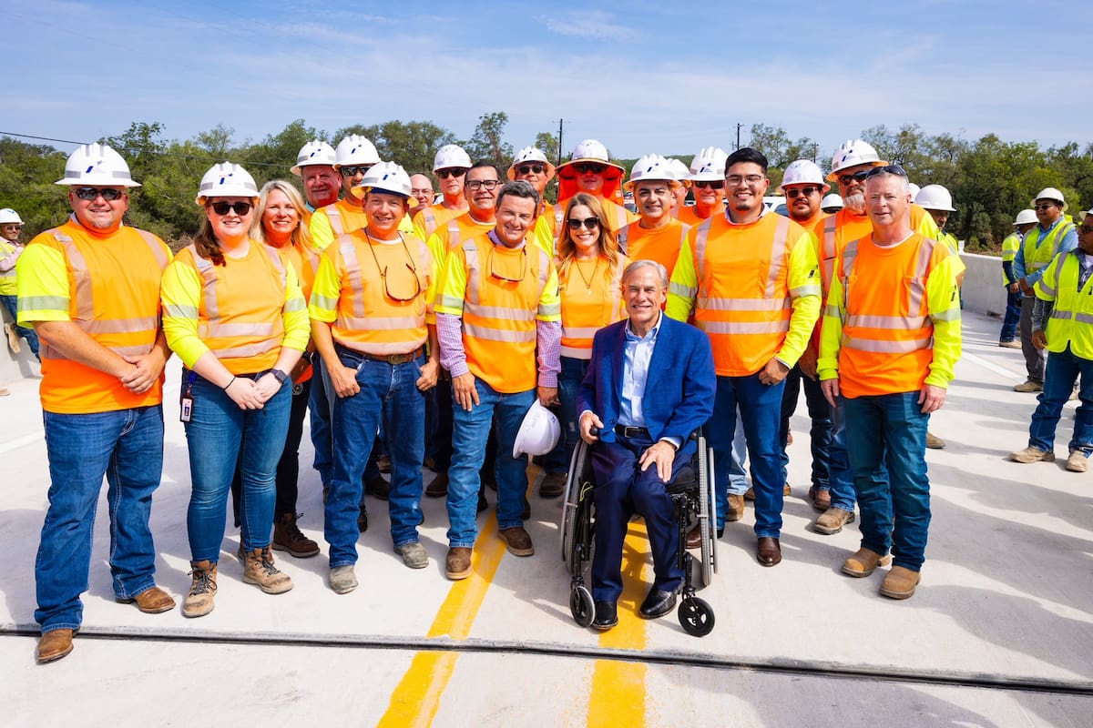 Greg Abbot celebró la reconstrucción del puente Cow Creek de Texas en solo 29 días