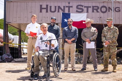 Greg Abbott afirmó que continuaran las búsquedas de las personas que aún siguen desaparecidas