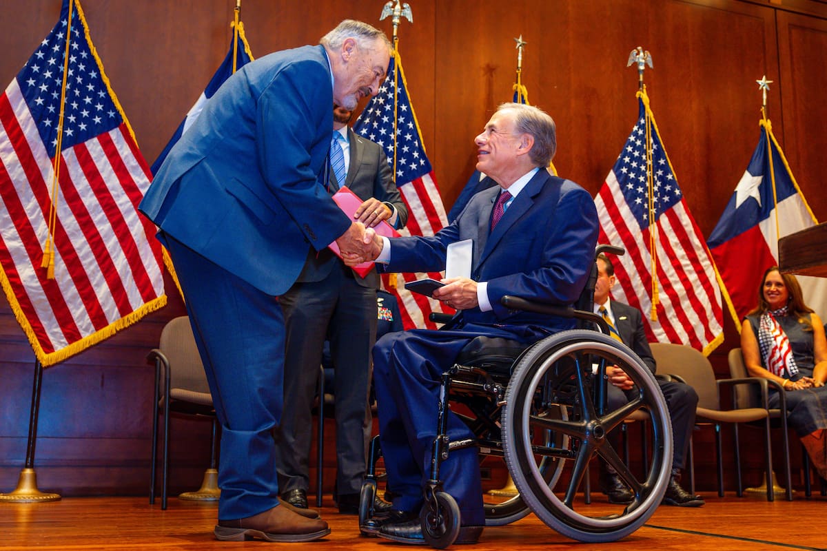 Greg Abbott al recibir un reconocimiento en Texas; lleva tres períodos consecutivos como gobernador y busca el cuarto en las elecciones del próximo 3 de noviembre