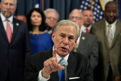 Greg Abbott dijo que su principal objetivo era no permitir que los migrantes llegaran siquiera a los límites de la frontera