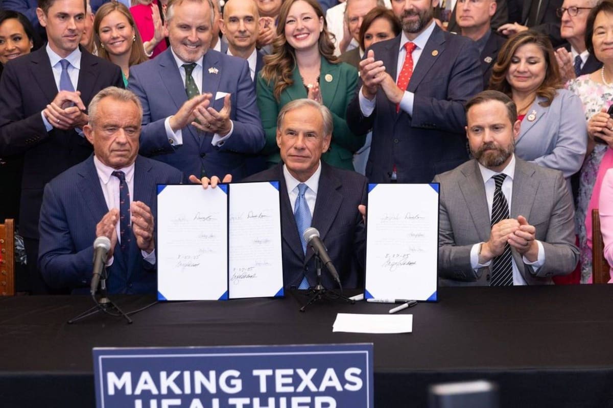 Greg Abbott firmó ceremonialmente tres nuevas leyes que afectan el sistema de salud de Texas