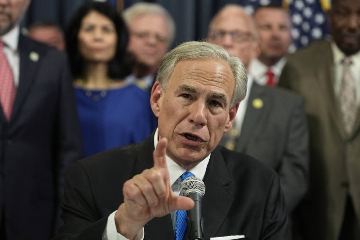 Greg Abbott firmó la ley SB 857, la cual permite a oficiales confiscar vehículos de conductores que circulen sin licencia válida o sin seguro