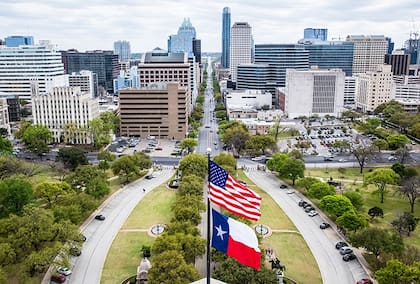 Greg Abbott ordenó que todas las banderas se izaran a toda su asta en el Capitolio de Texas y en todos los edificios estatales
