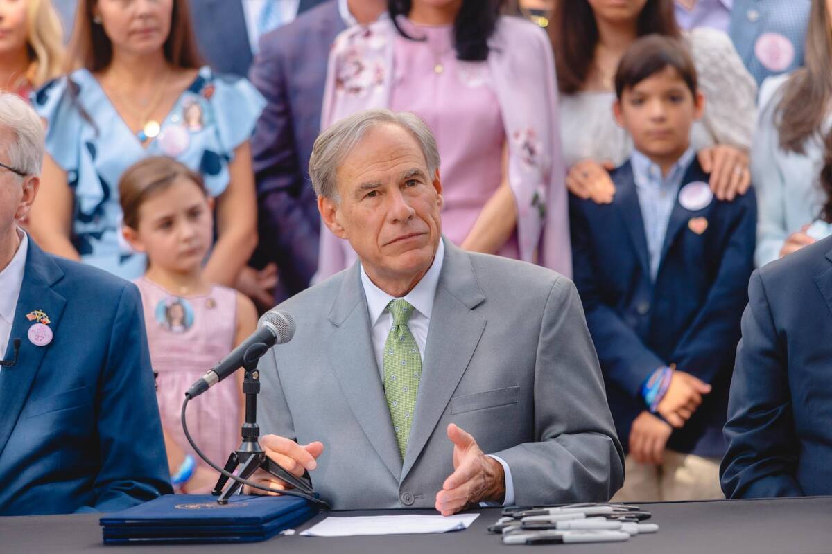 Greg Abbott promulgó una polémica ley sobre los baños en Texas