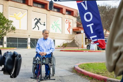 Greg Abbott utiliza una silla de ruedas por un accidente ocurrido hace décadas