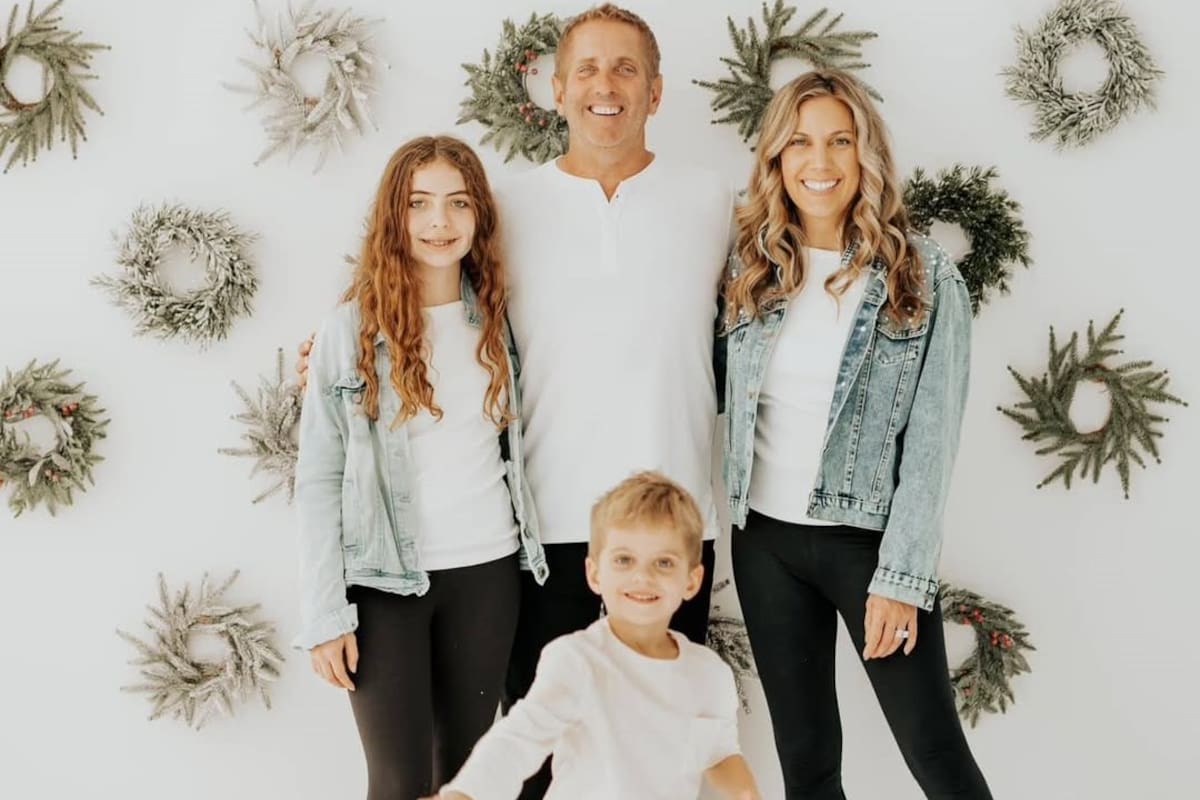 Greg Biffle, con su esposa Cristian y sus hijos Emma y Ryder