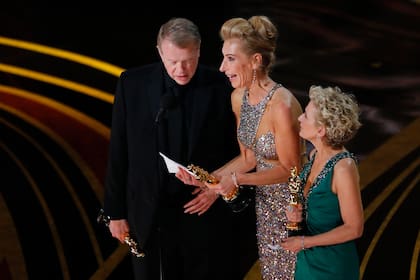 Greg Cannom, Kate Biscoe y Patricia Dehaney aceptan el Oscar por Maquillaje por "Vice"
