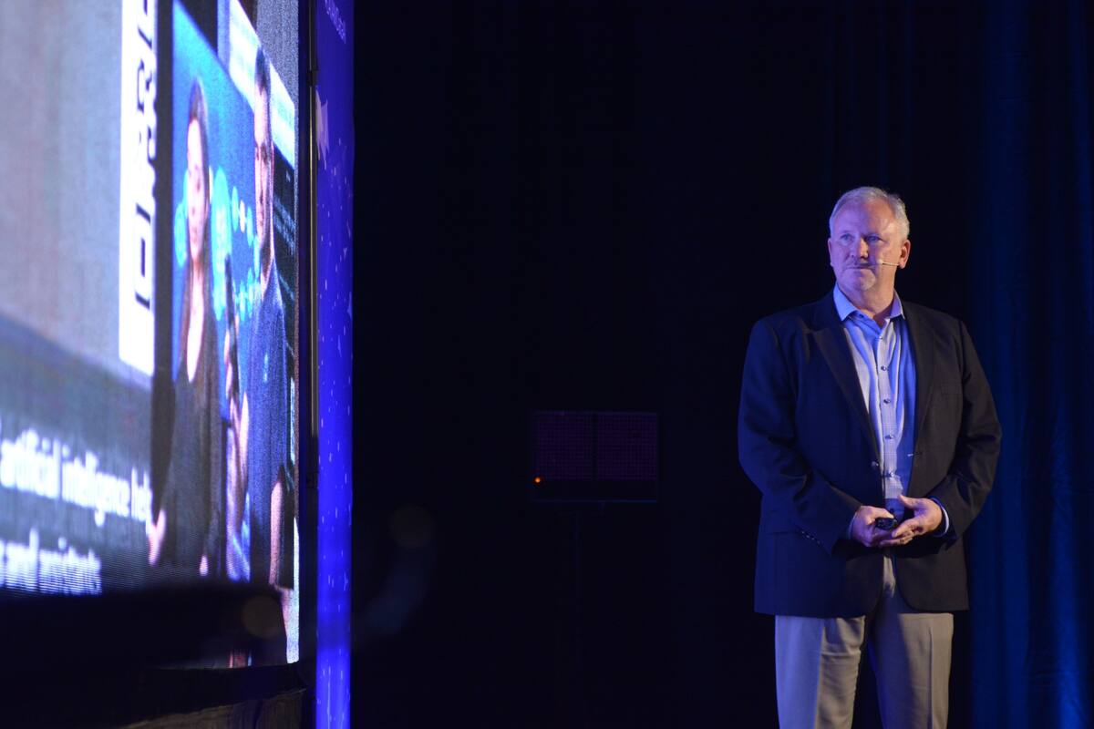 Greg Fuller durante la conferencia que brindó a su paso por Buenos Aires