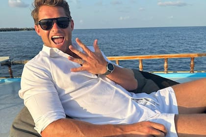 Greg muestra feliz su anillo de casado.