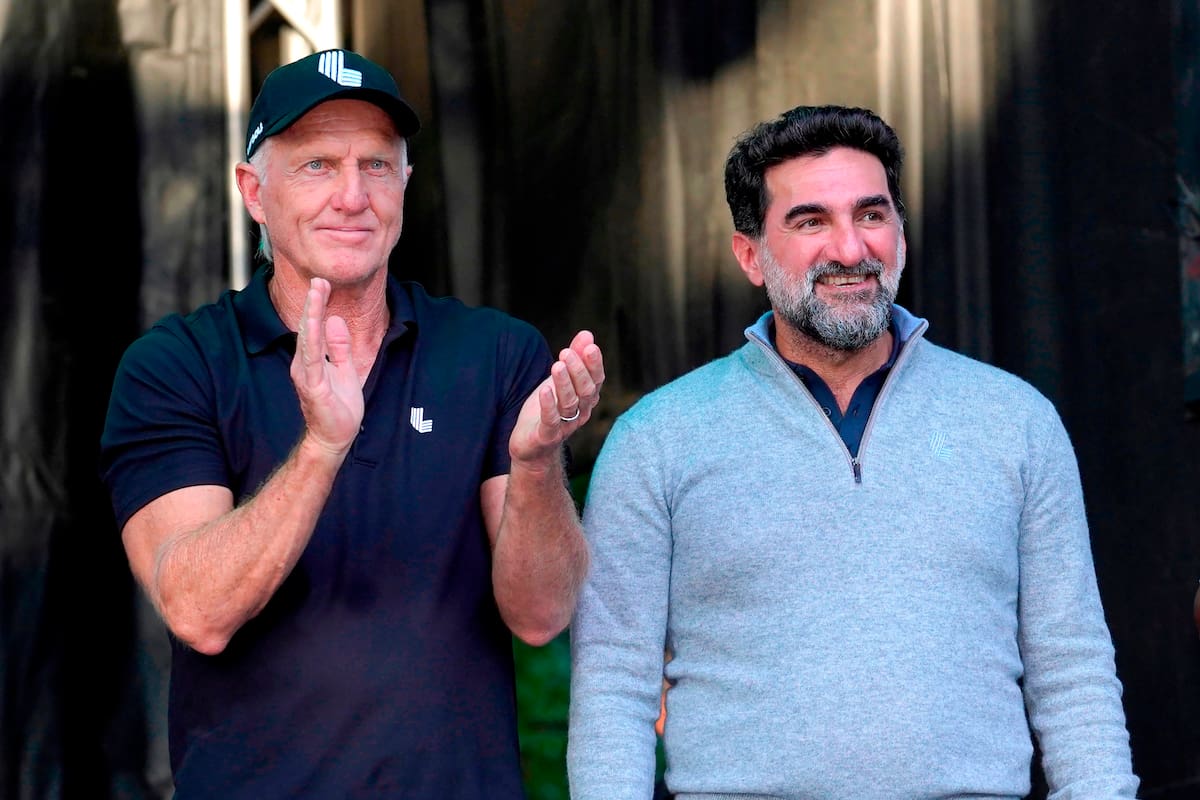 Greg Norman, director ejecutivo de LIV Golf (izquierda), aplaude a Yasir Al-Rumayyan, gobernador del Fondo de Inversión Pública de Arabia Saudi, en el torneo LIV Golf Invitational-Chicago: fue el 18 de septiembre de 2022, en Sugar Hill, Illinois, cuando el circuito gozaba de buena salud