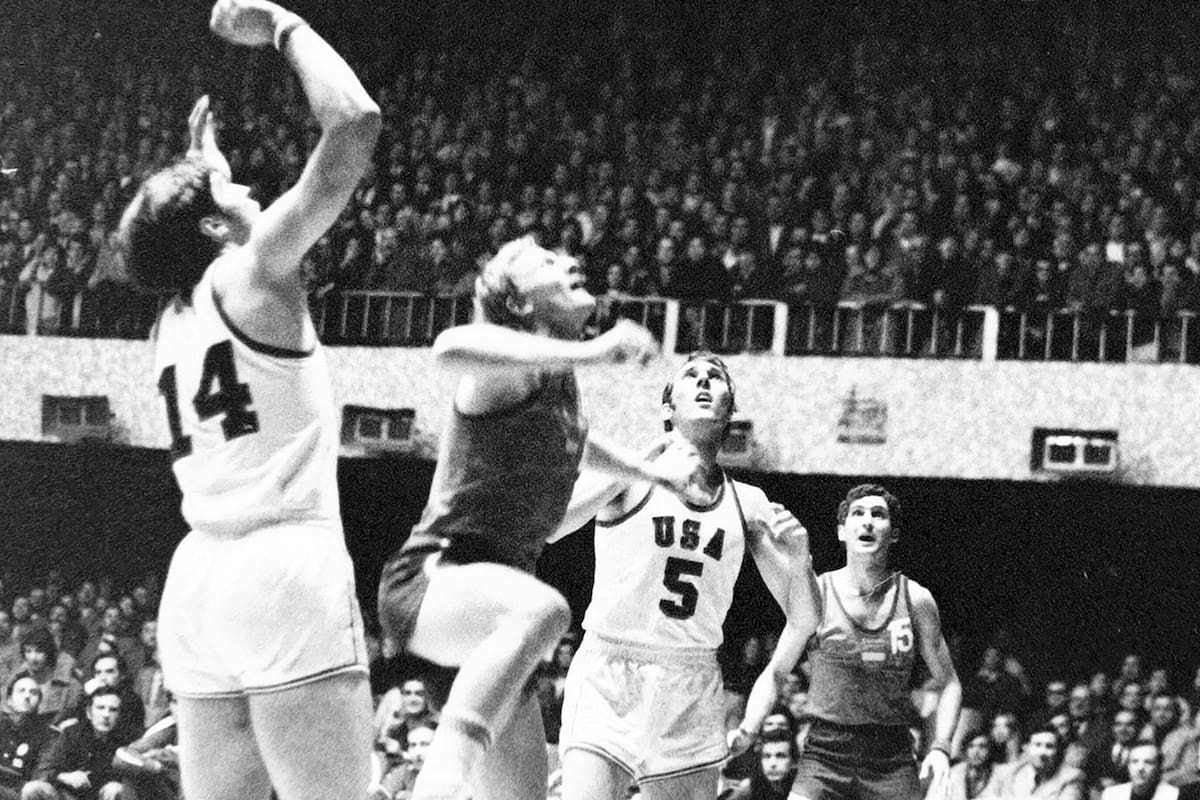 Gregg Popovich (5) en el primer partido que jugó en la Argentina, el 27 de julio de 1972, ante España