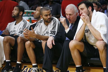 Gregg Popovich junto a Parker, Ginóbili, Bowen y Duncan