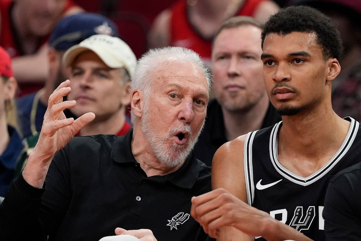 Gregg Popovich junto a Victor Wembanyama; el ahora ex coach de los Spurs aún continúa acompañando al equipo finalista de la NBA