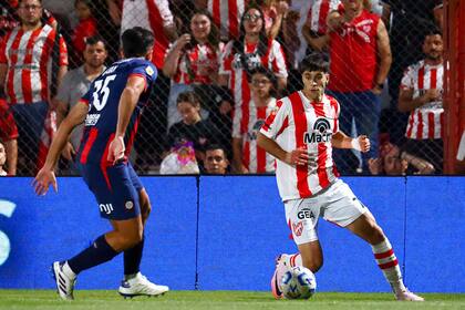 Gregorio Rodríguez controla la pelota ante Gonzalo Luján