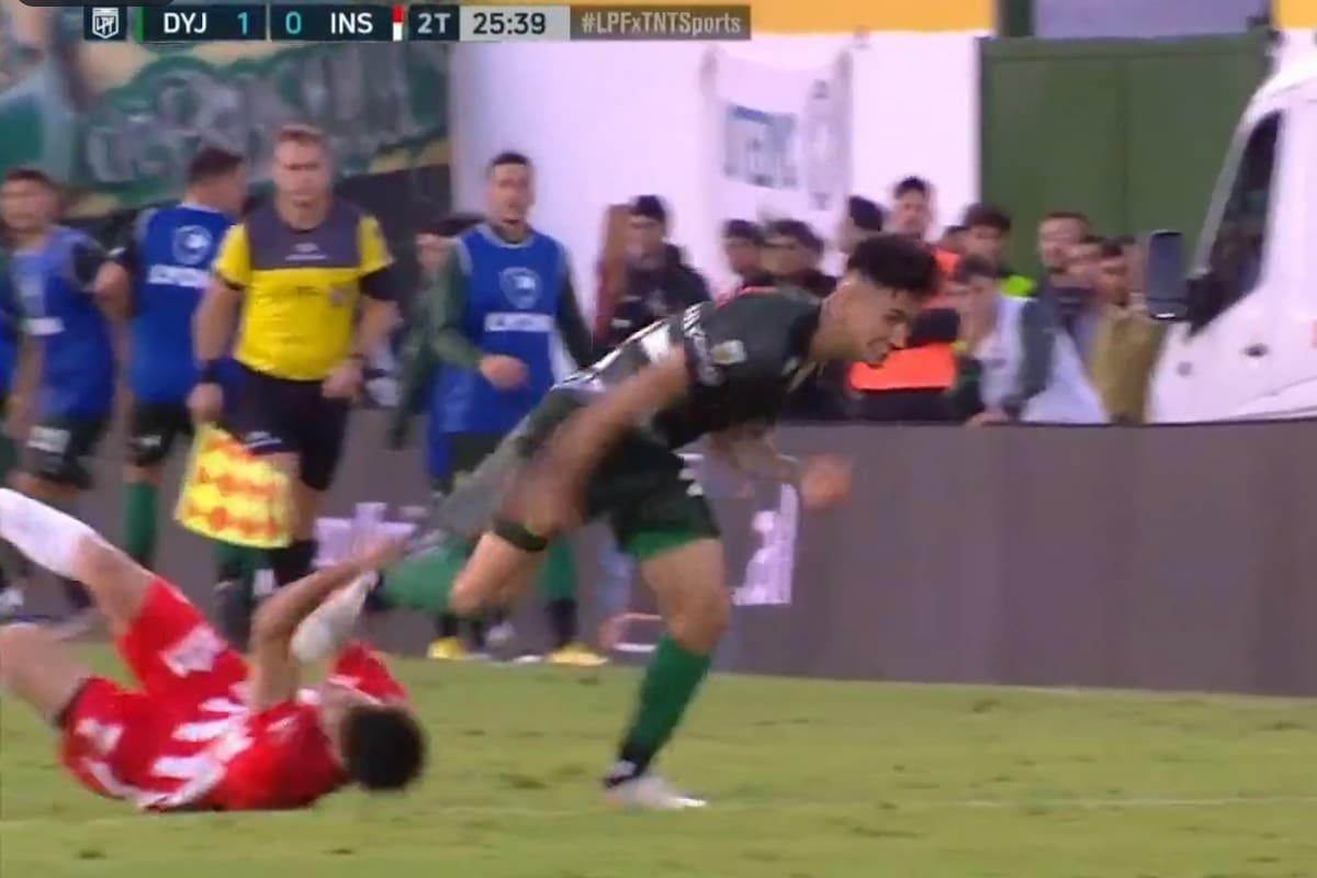 Gregorio Rodríguez, de Instituto, intentó frenar a Santiago Solari a toda costa y le arrancó un pedazo de camiseta