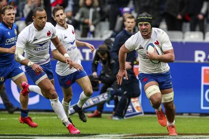 Gregory Alldritt pisa el in-goal italiano y marca otro try para Francia, en Saint Denis
