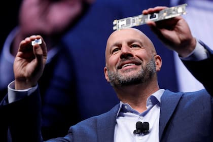 Gregory Bryan, vicepresidente ejecutivo de Intel, muestra un chip Tiger Lake y un motherboard donde irá montado