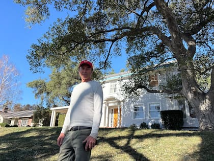 Gregory Dane frente a su casa de Altadena, que salvó de las llamas del incendio 'Eaton', el 15 de enero de 2025.