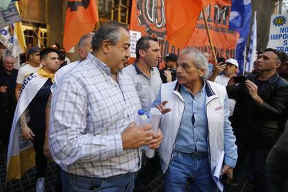 Los gremialistas Héctor Daer y Hugo Benítez participaron ayer de la protesta en el Ministerio de la Producción