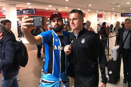 Los hinchas de Gremio recibieron al plantel en Buenos Aires