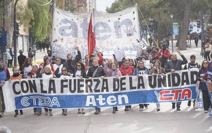 Gremios docentes manifestándose en Neuquén.