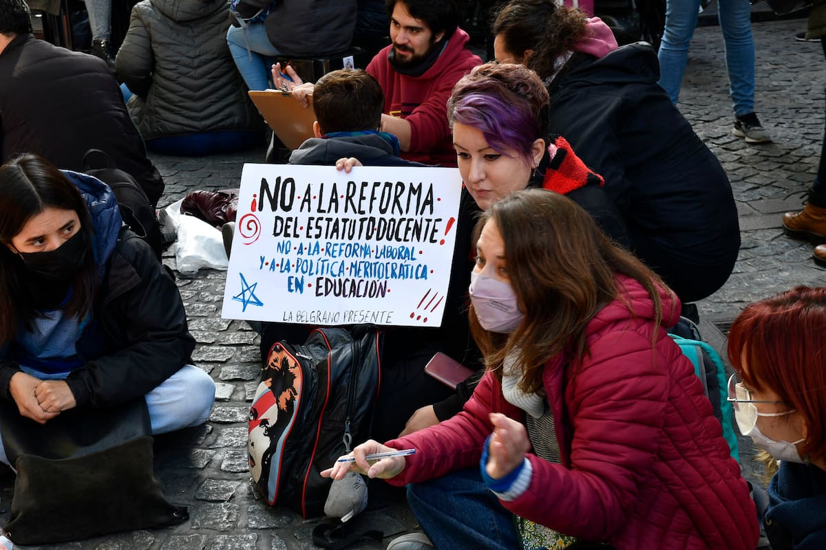Gremios docentes se movilizaron hoy hacia la Legislatura porteña en rechazo a la reforma del Estatuto Docente