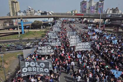 Gremios y movimientos sociales marchan al centro: hay cortes en la autopista 25 de Mayo