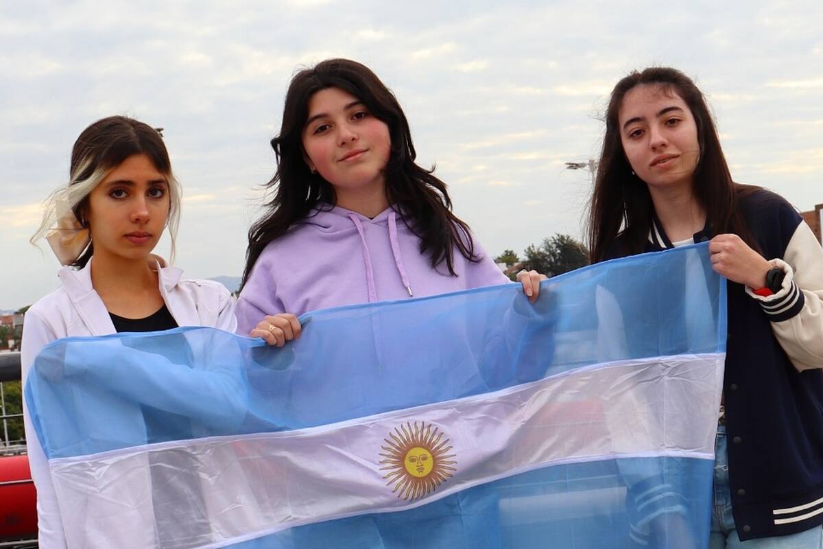 Greta Blanco, Sofía Leal y Chiara Monsu crearon FlameFighters, una app para monitorear incendios que fue elegida entre otros 11.000 proyectos de todo el mundo
