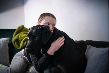 Greta con Roxy, su labrador