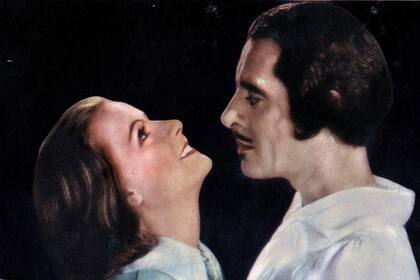 Greta Garbo en una escena romántica de La reina Cristina, donde su coprotagonista, John Gilbert, le dice que quiere "memorizarlo todo"