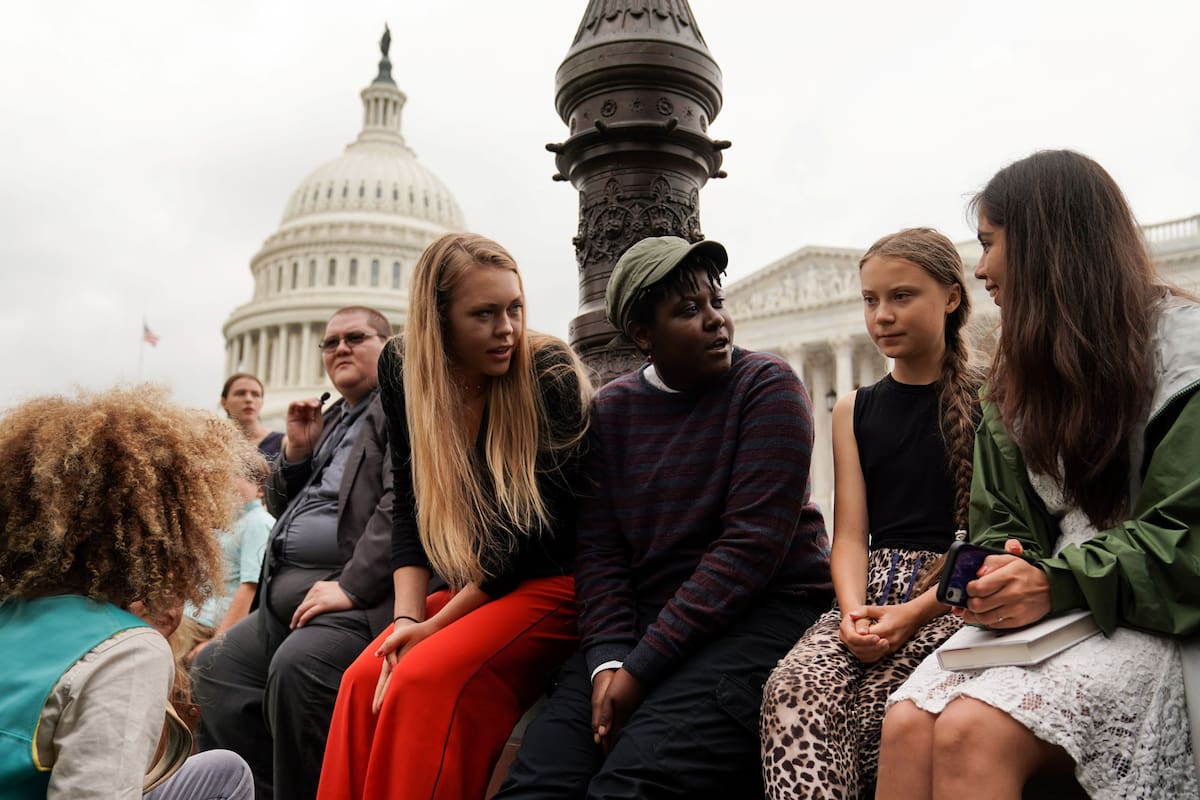 Greta Thunberg junto a un grupo de activistas ambientales, en Washington