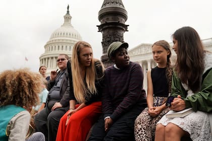 Greta Thunberg junto a un grupo de activistas ambientales, en Washington