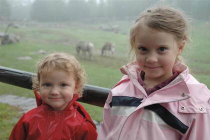 Greta y su hermana menor, Beata, cuando eran niñas. Facebook Greta Thunberg