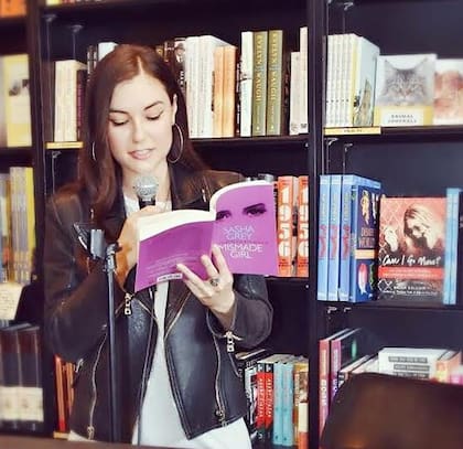 Grey durante una lectura de su última novela