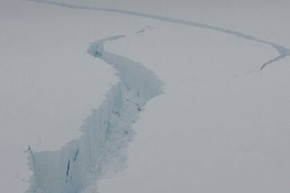 Grieta formada sobre la barrera de hielo Larsen C (lat. 67°15''57"S y long. 61°19''43"O)