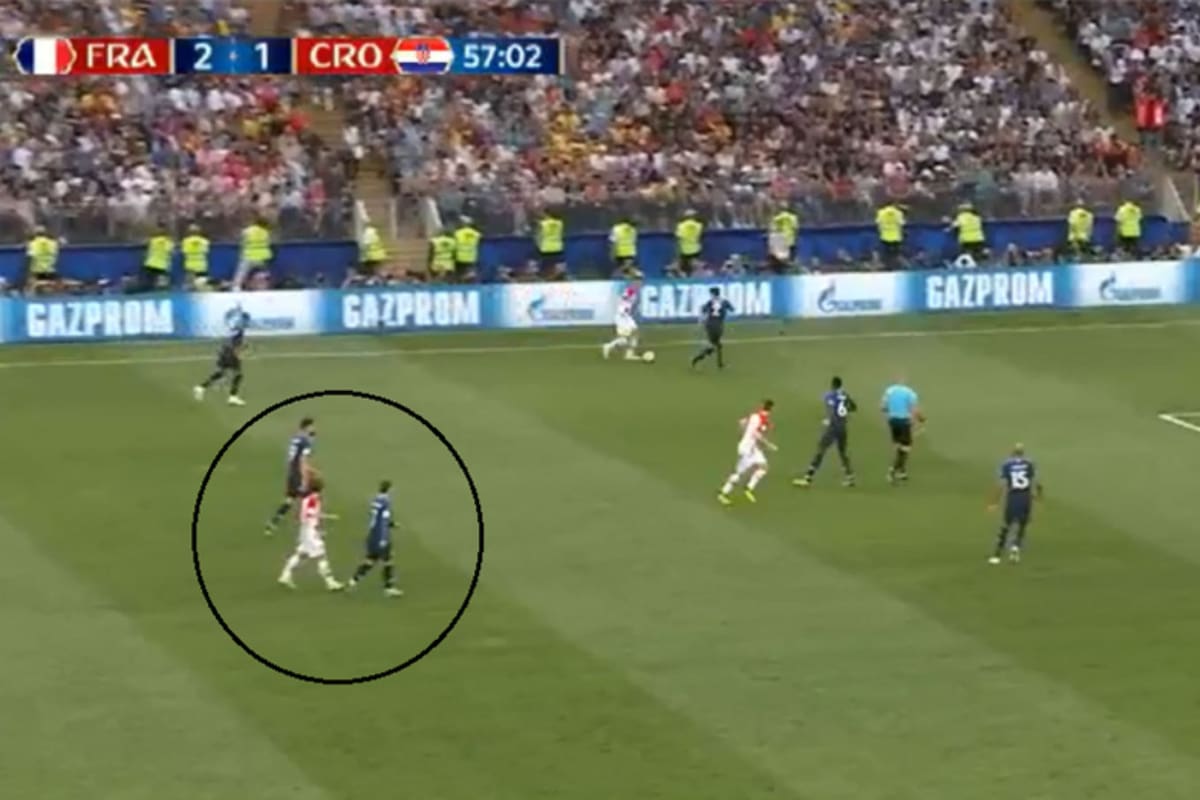 Griezmann, bajando como si fuera un mediocampista central más, marcando a Modric