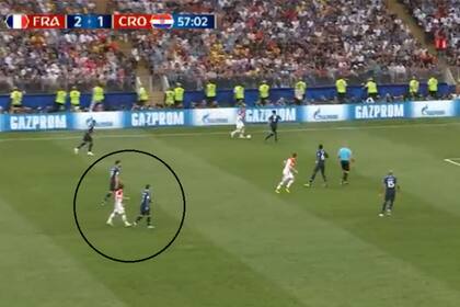 Griezmann, bajando como si fuera un mediocampista central más, marcando a Modric