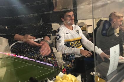 Griezmann, con la camiseta de Boca, en un palco del Bernabéu.