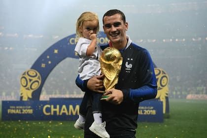 Griezmann, junto a su hija, en los festejos en Moscú tras ganar el Mundial