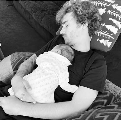 Griezmann y Amaro, su hijo que ahora tiene dos años