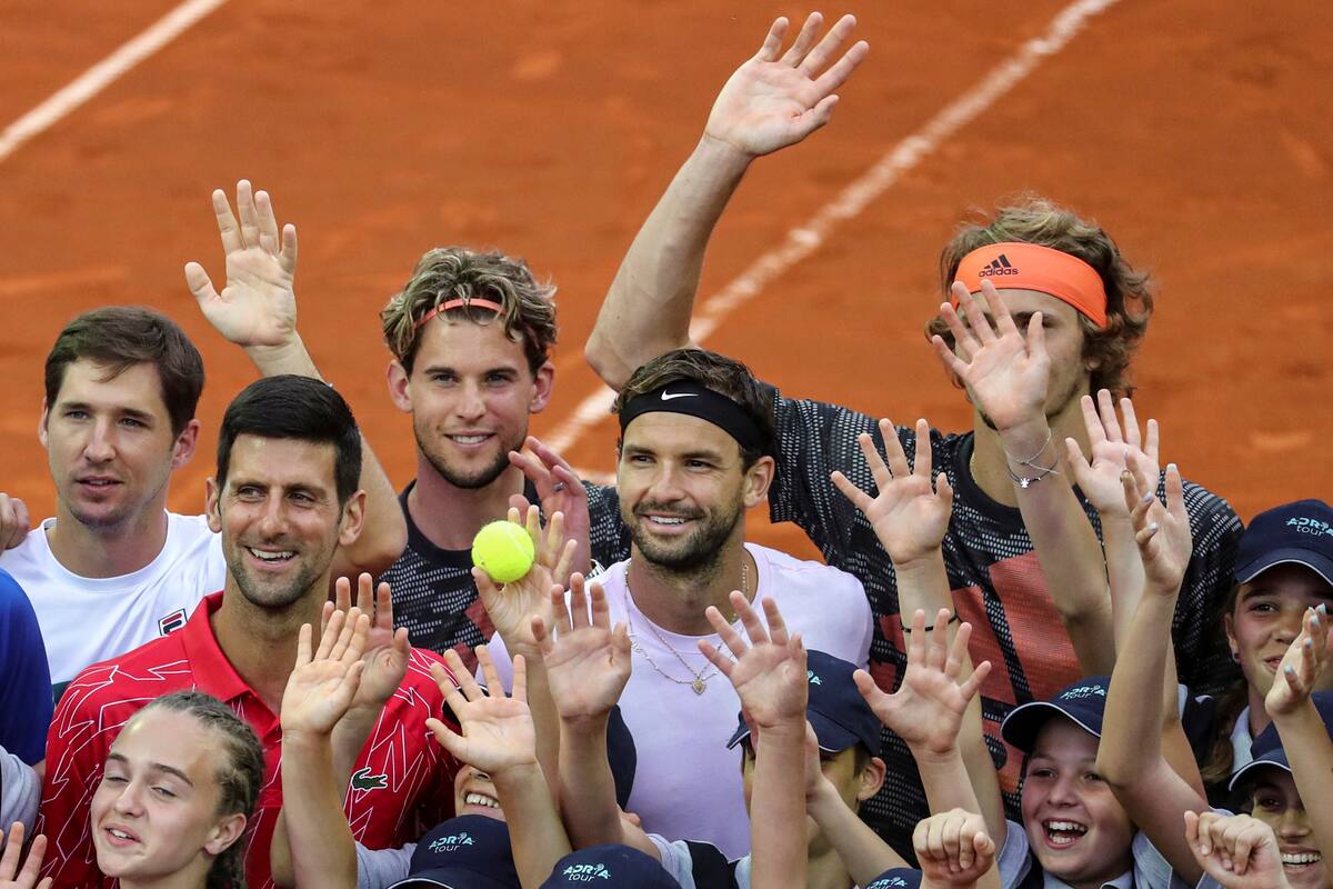 Grigor Dimitrov de Bulgaria, Novak Djokovic de Serbia, Dusan Lajovic, Dominic Thiem de Austria, Alexander Zverev de Alemania posan para una foto con los niños durante el Adria Tour en el Novak Tennis Center en Belgrado, Serbia, 12 de junio de 2020. Foto tomada el 12 de junio de 2020.