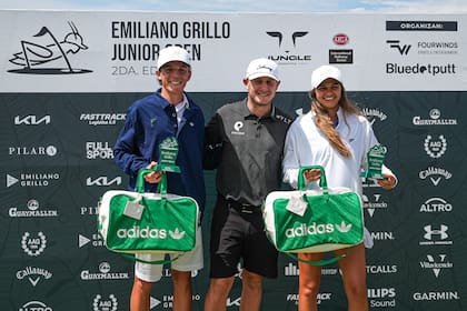 Grillo con los ganadores de su torneo en Pilará Golf Club