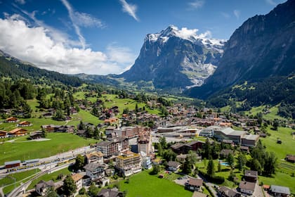 Grindenwald está en las montañas de la región de Interlaken, en el centro de Suiza e invita a recorrer magníficos senderos de trekking