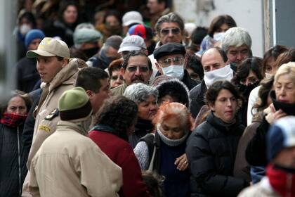 Gripe A Cola en el Bco Provincia de Peatonal San Martin y Cordoba. 2 de Julio de 2009. Mar del Plata.