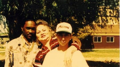 Griselda con uno de sus compañeros y su hijo menor.