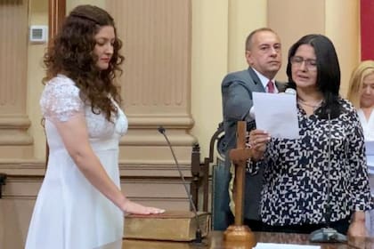 Griselda Galleguillos, la diputada por la provincia de Salta que usó un vestido de novia al momento de asumir a su banca
