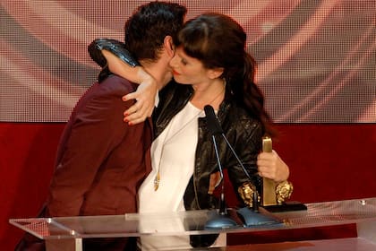 Griselda Siciliani y Carlos Casella recibieron el ACE a mejor music hall por su espectáculo Estás que te pelas